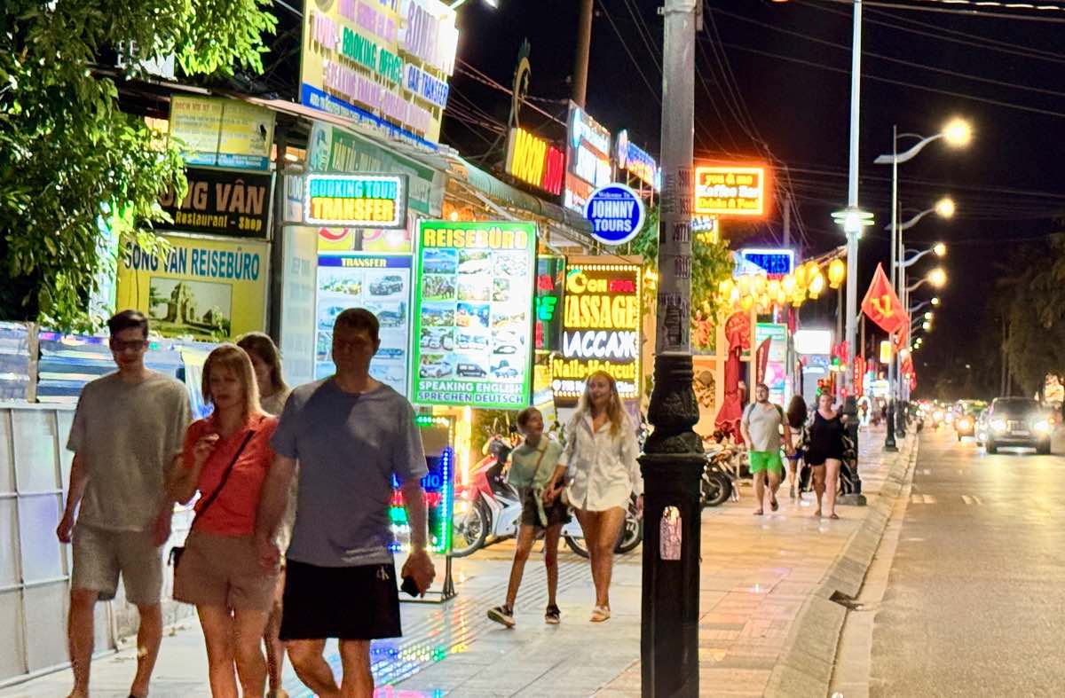 Tuyen duong du lich dong du khach Tay. Anh: Duy Tuan