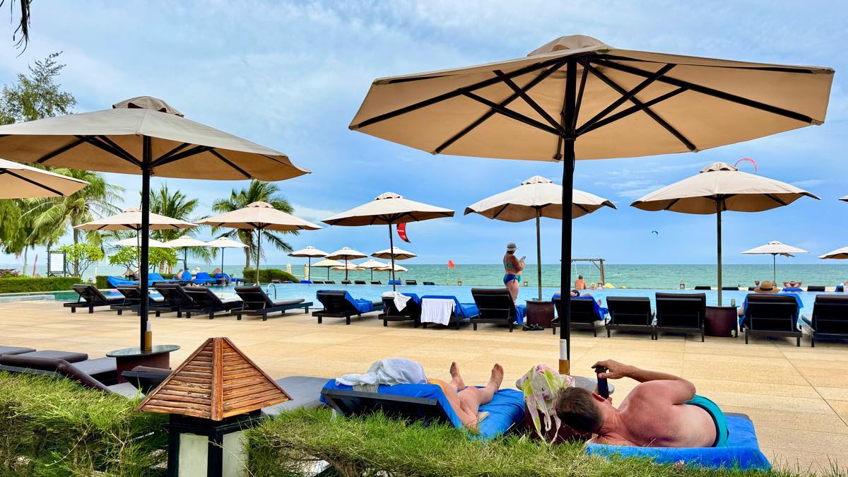 Du khach nghi duong tai cac resort o Mui Ne. Anh: Duy Tuan