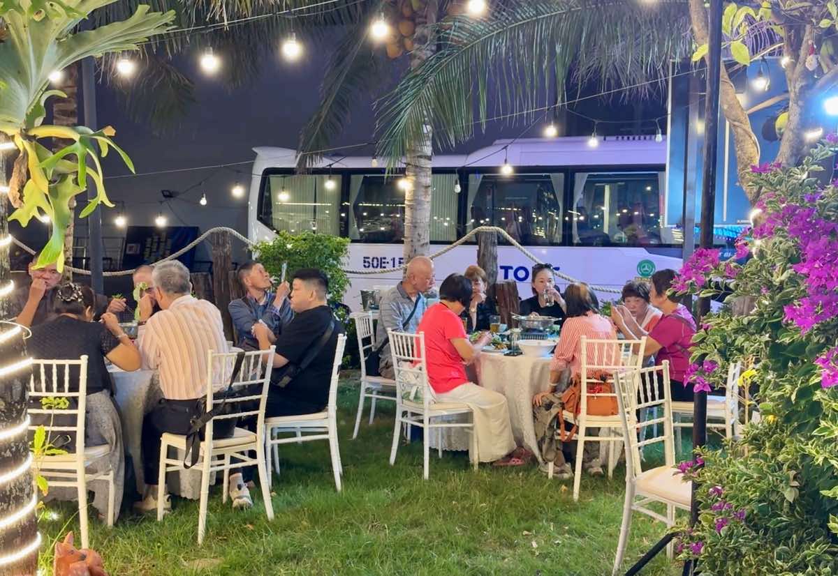 Du khach Tay an toi tai nha hang ven bien. Anh: Duy Tuan