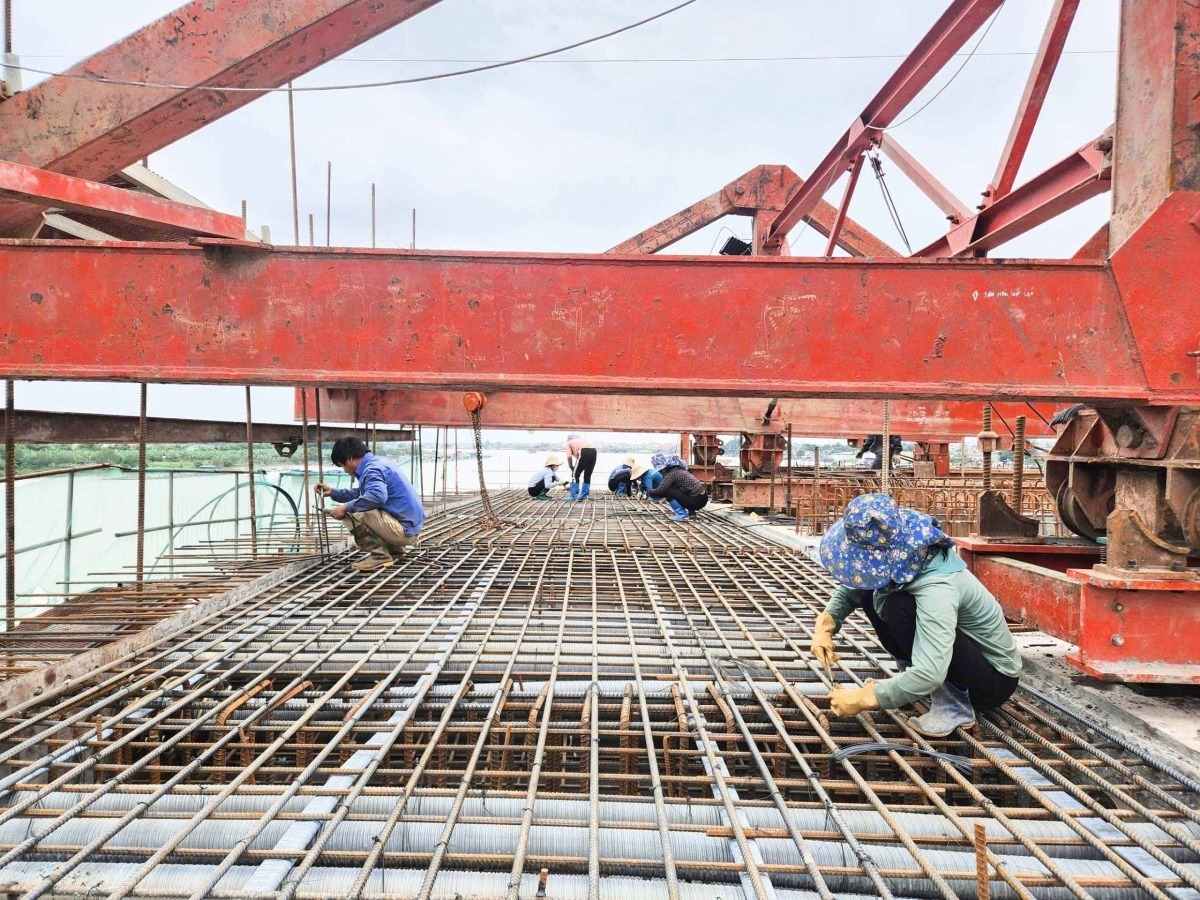 Công nhân thi công trên công trường dự án cầu Kênh Vàng. Ảnh: Vân Trường