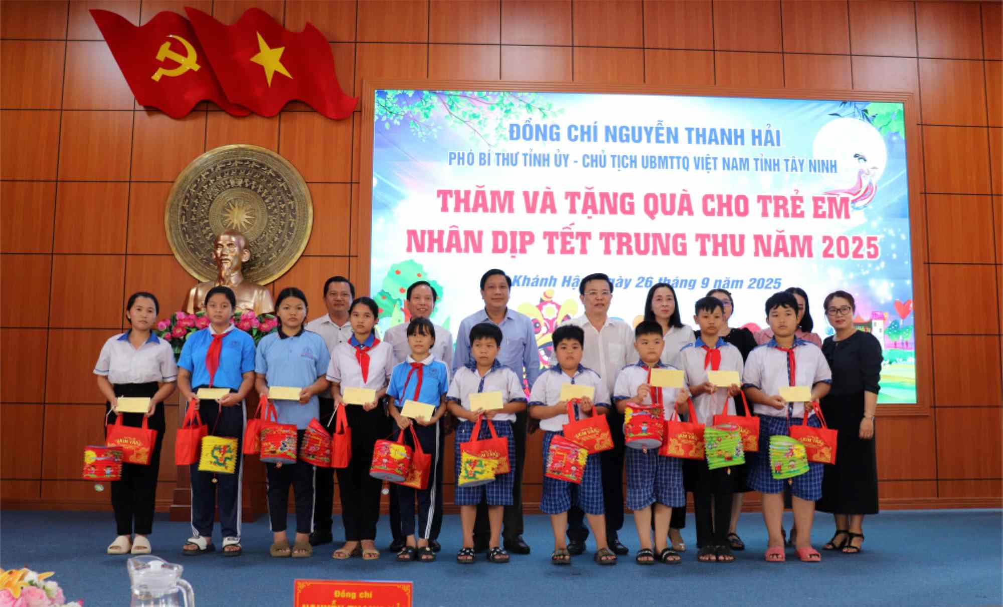 Tay Ninh은 지방의 어린이들에게 추석 선물을 증정합니다. 사진: Tay Ninh 지방 MTTQ 위원회