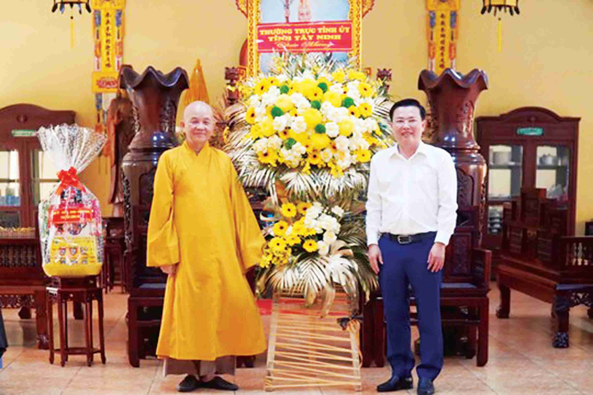 Ong Nguyen Thanh Hai (phai anh) - Pho Bi thu Tinh uy, Chu tich Uy ban MTTQ Viet Nam tinh Tay Ninh. Anh: Uy ban MTTQ tinh Tay Ninh