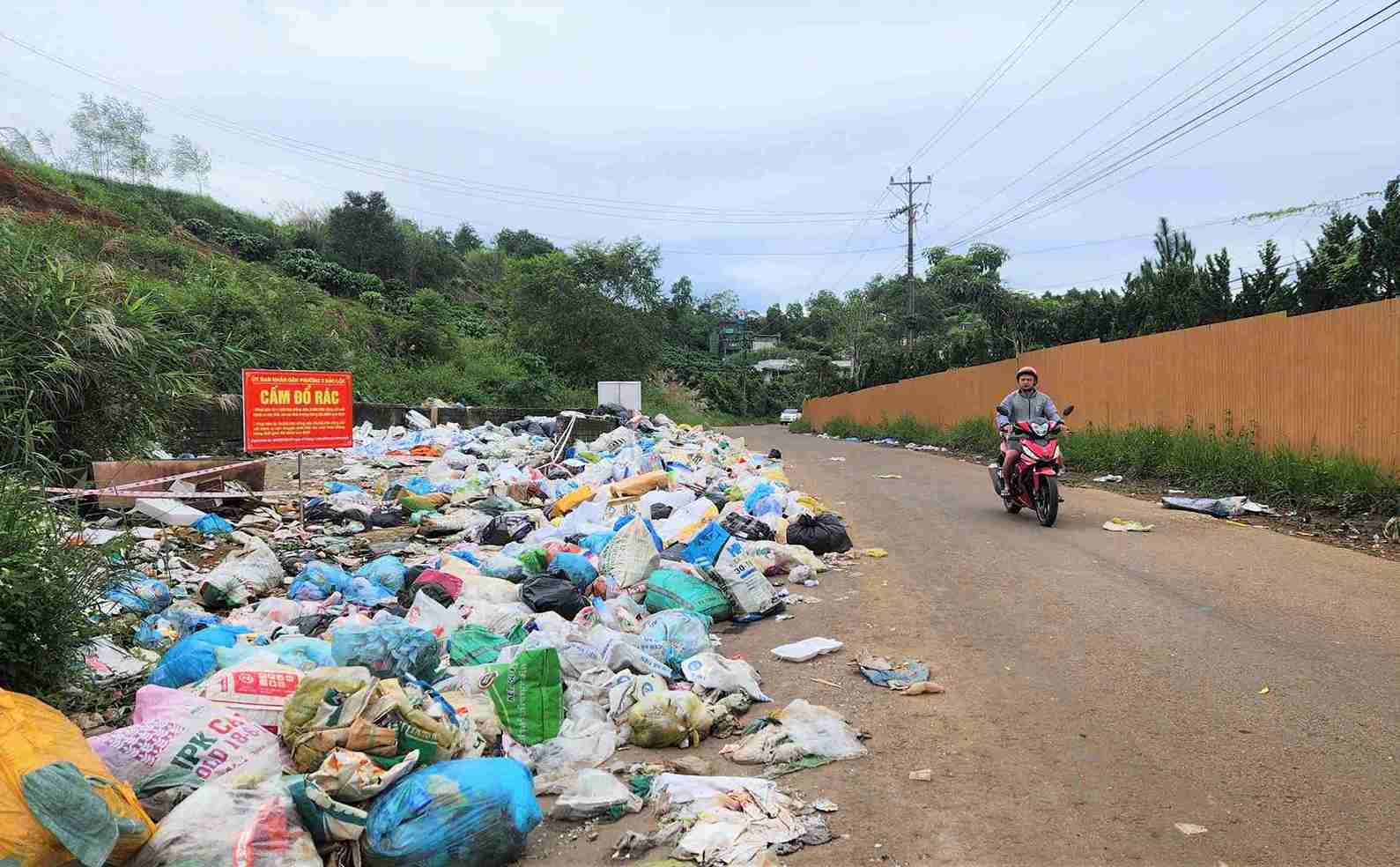According to statistics, Lam Dong province generates about 2,550 tons of household waste every day. Photo: Phuc Khanh
