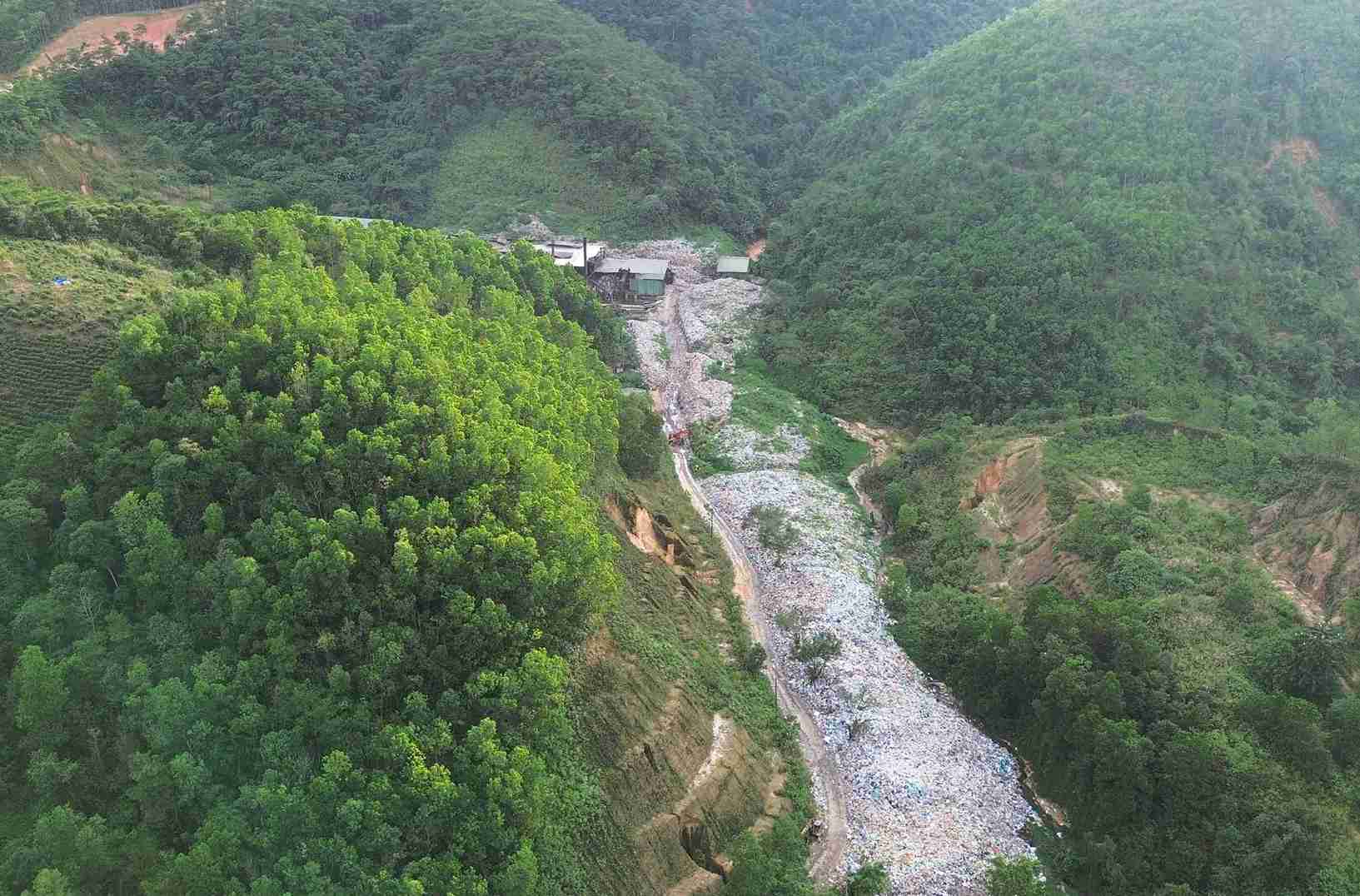 Nha may rac Bao Loc dang u dong khoang 64.000 tan rac tiem an nguy co cao gay o nhiem moi truong khu vuc xung quanh. Anh: Phuc Khanh