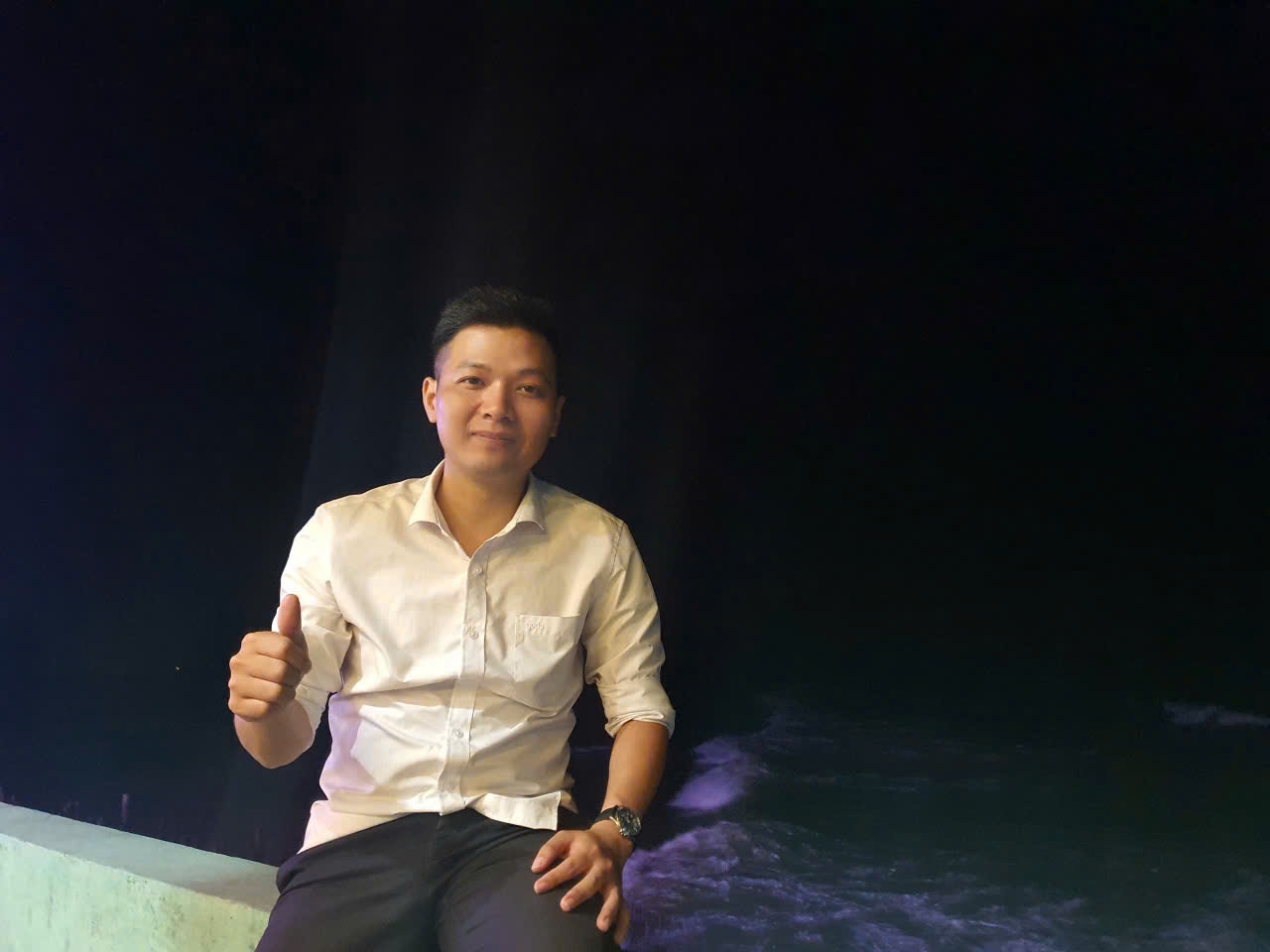 Sau khi ra ngoai lam viec, anh Bang da co thu nhap cao hon nhieu lan so voi truoc khi de lo cho vo con. Anh: Nhan vat cung cap