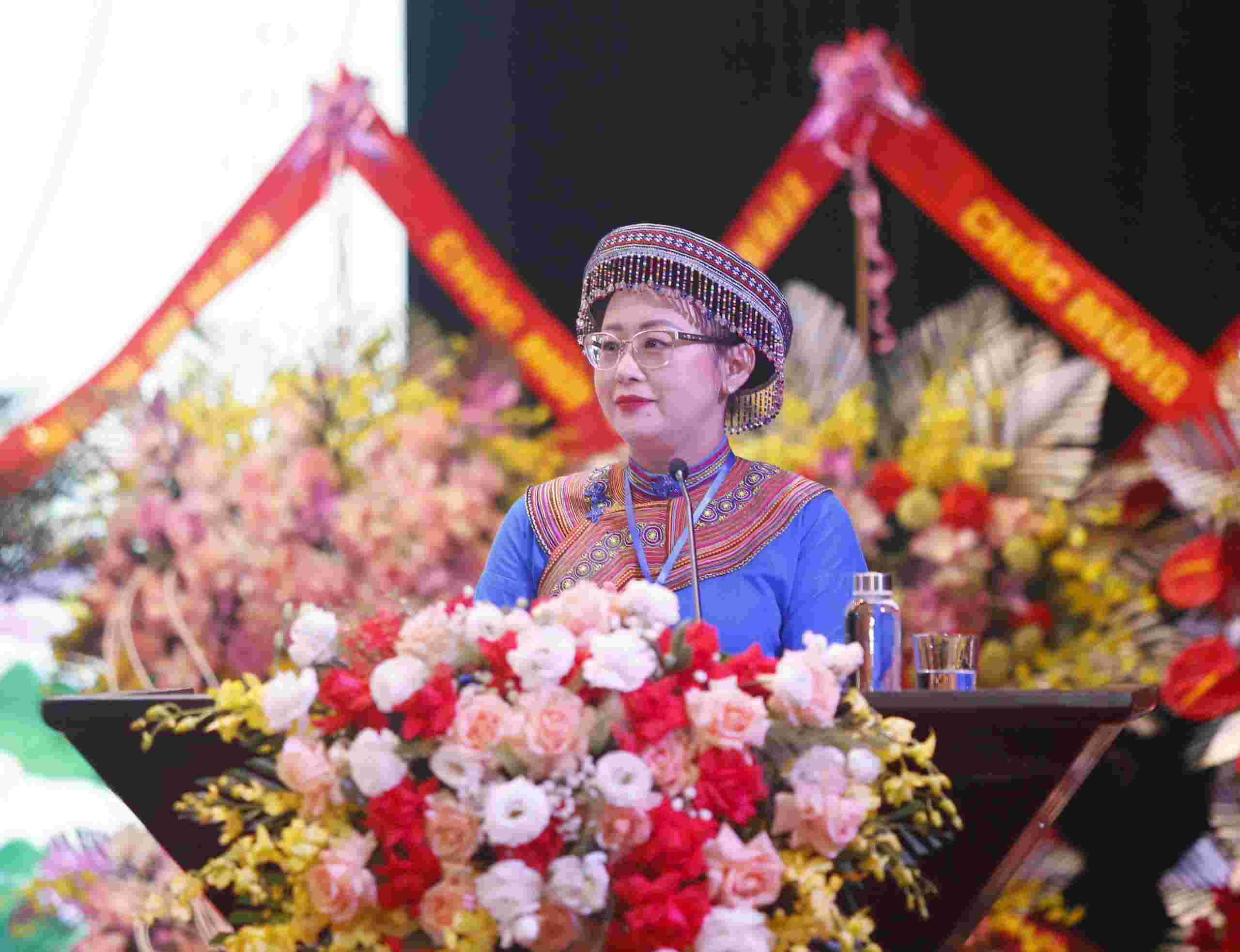 Giang Thi Dung 여사 - 라오까이성 당위원회 부서기 라오까이성 베트남 조국전선위원회 위원장. 사진: Bao Nguyen