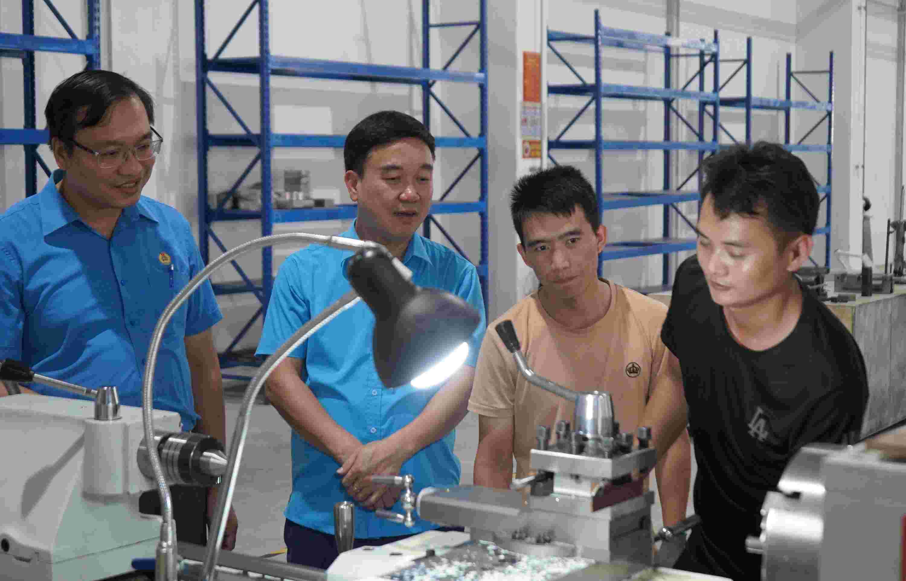 労働組合は、企業における法的政策と労働協約の実施を監督します。写真: マイ・ドゥン