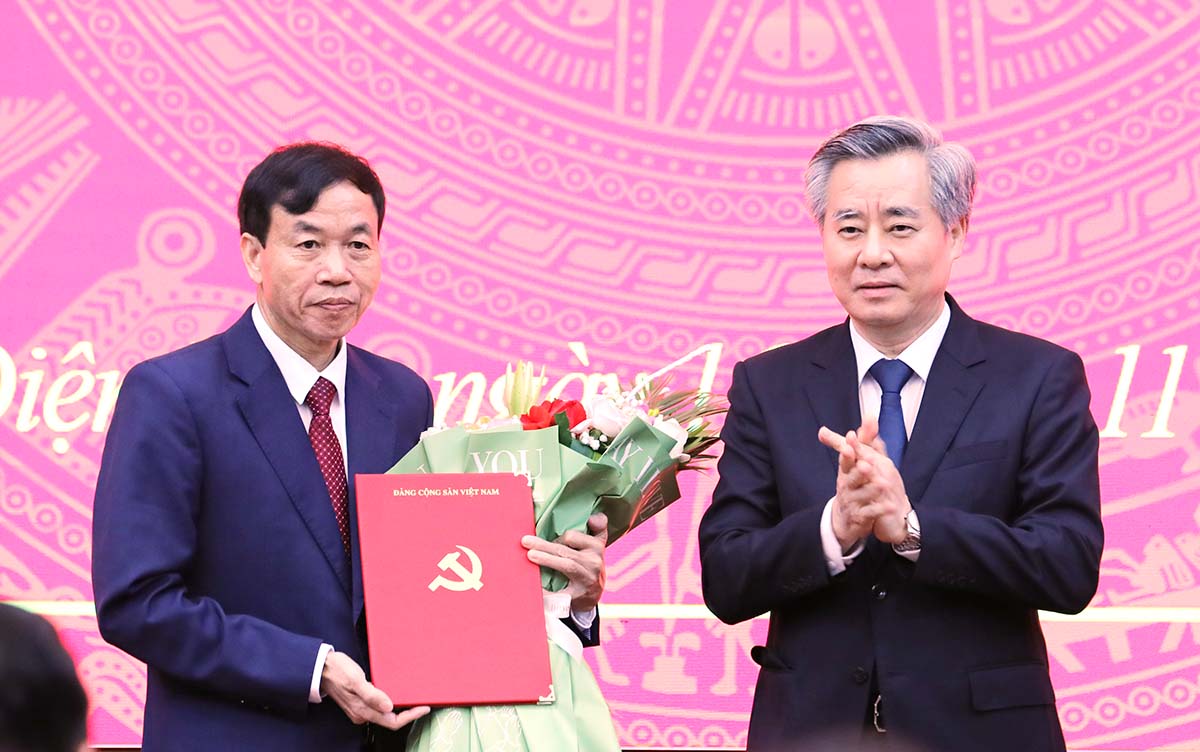 Pho truong Ban To chuc Trung uong Nguyen Quang Duong trao Quyet dinh va tang hoa chuc mung ong Le Van Luong - Pho Bi thu Tinh uy Dien Bien. Anh: Van Thanh Chuong