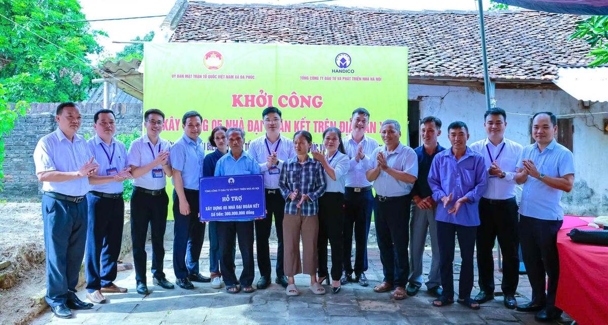 Uy ban MTTQ Viet Nam xa Da Phuc (Ha Noi) cung dai dien nha tai tro trao ho tro gia dinh co hoan canh kho khan xay nha dai doan ket. Anh: Tue Phuong