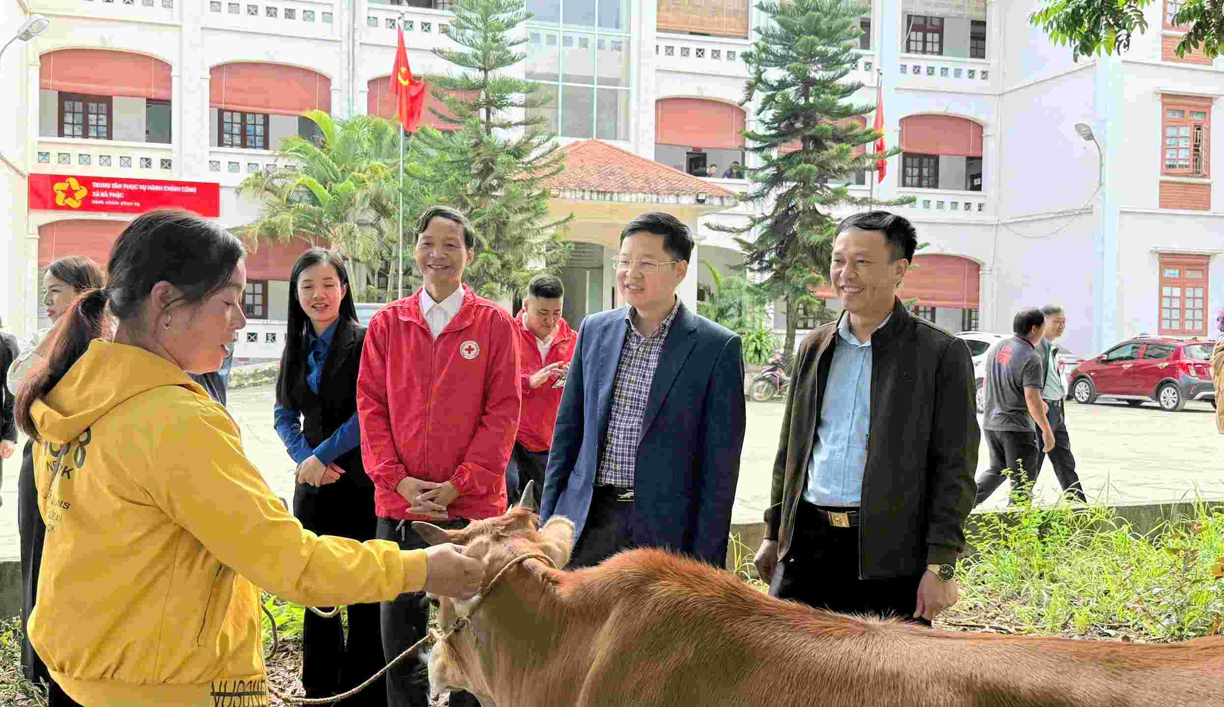 Ong Dinh Quang Tuyen - Pho Bi thu Tinh uy, Chu tich Uy ban MTTQ tinh Thai Nguyen (thu 2 tu phai qua) tham hoi, dong vien nguoi dan. Anh: Thu Hue
