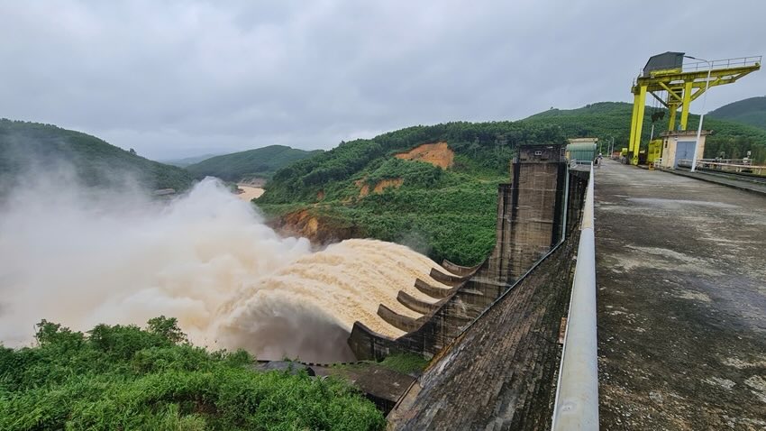 Binh Dien Hydropower Reservoir is required to increase control flow on the afternoon of November 16. Photo: Ha Nguyen.