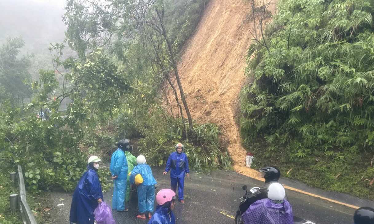 Sat lo tren tuyen Quoc lo 49 gay ach tac giao thong. Anh: T. Lieu.