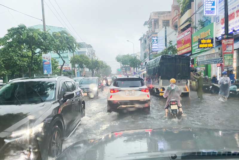 強い寒気の影響で最も激しい雨の範囲が予想され、危険な天気に注意を呼びかけています