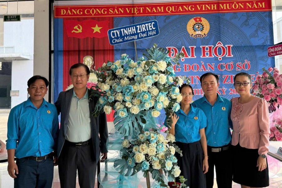 Mr. Trinh Hoai Mien (left cover) was re-elected as Chairman of the Zirtec Trade Union in the 3rd Congress, term 2025-2030. Photo: CDNG