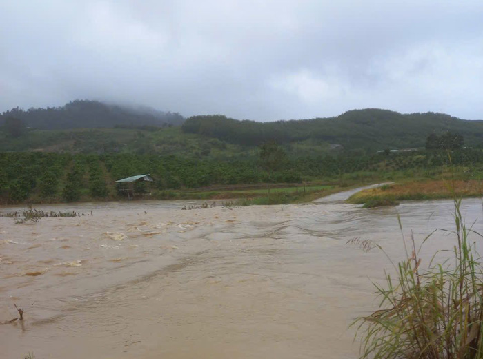 Heavy rain, spillways are potentially dangerous when the water rises. Photo: Police