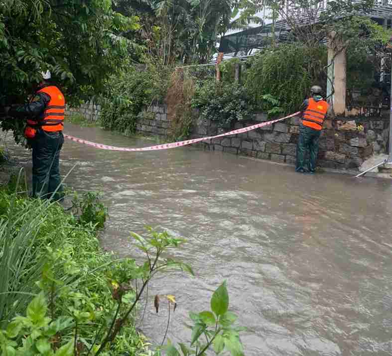 Cac chien si thuoc Ban Chi huy Quan su phuong Bac Cam Ranh giang day canh bao cac diem ngap sau. Anh: Cam Nghia