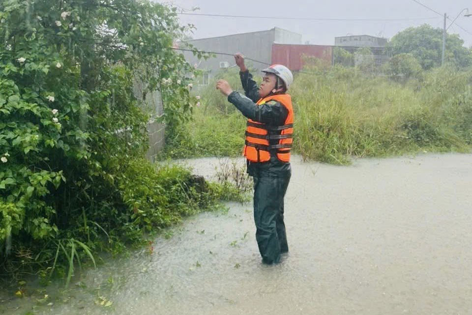 A soldier of the Military Command of Bac Cam Ranh Ward inspected important routes in the area. Photo: Cam Nghia