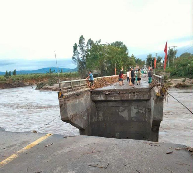 Mua lu sau bao so 13 cuon troi cau o xa Po To. Anh: Thanh Tuan