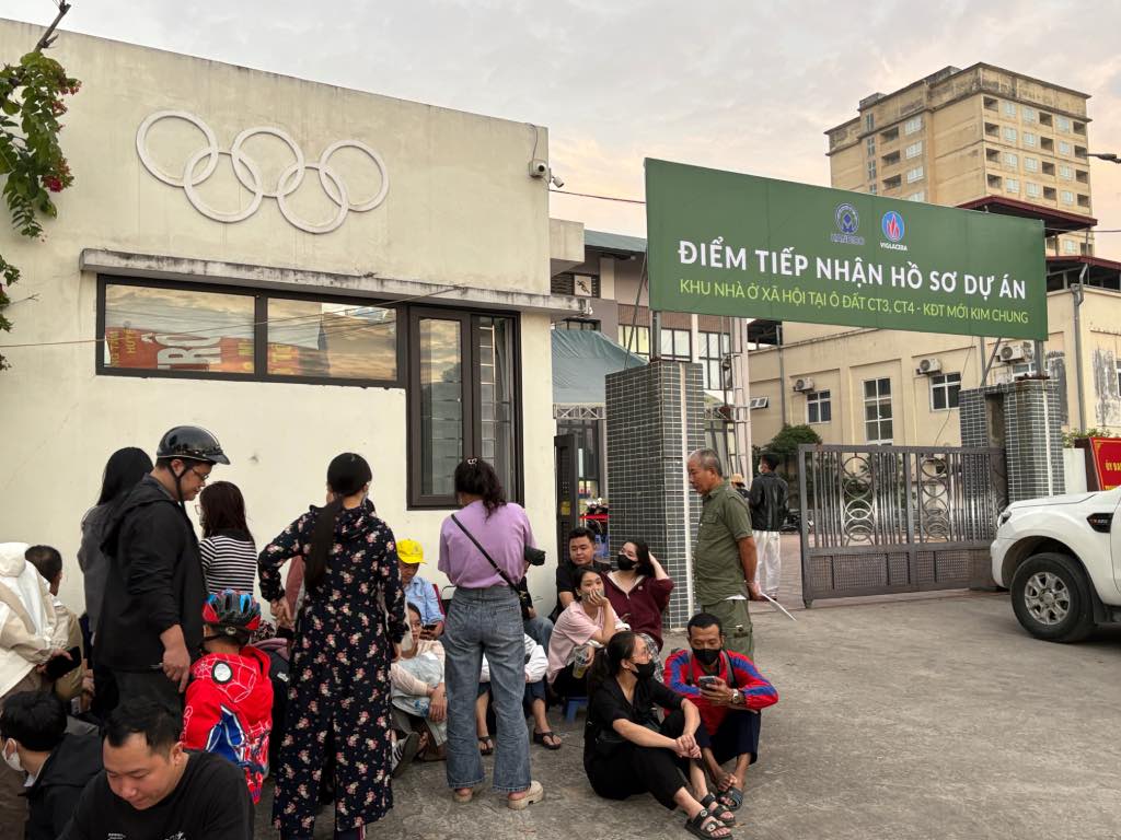 Many people have come to reserve their seats since the afternoon of November 16 to be able to soon draw the order of buying social housing on the morning of November 17. Photo: Bao Han