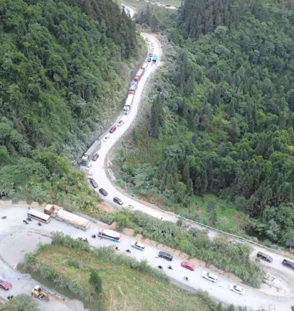 អ្នកទេសចរត្រូវរង់ចាំ ដោយជាប់គាំងក្នុងចរាចរណ៍ជាច្រើនម៉ោង។ រូបថត៖ Anh Tu