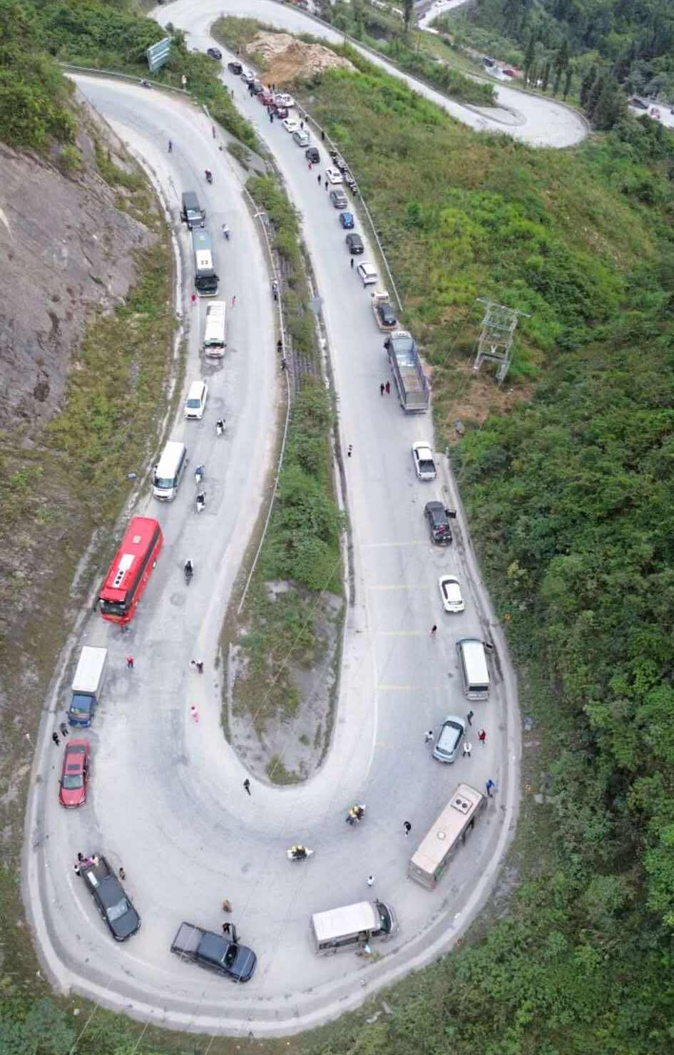 រថយន្តមួយខ្សែរត់តាមបណ្តោយផ្លូវលេខ 4C ពីវួដ Ha Giang ទៅឃុំទេសចរណ៍ល្បីៗនៅទីនេះ។ រូបថត៖ Anh Tu