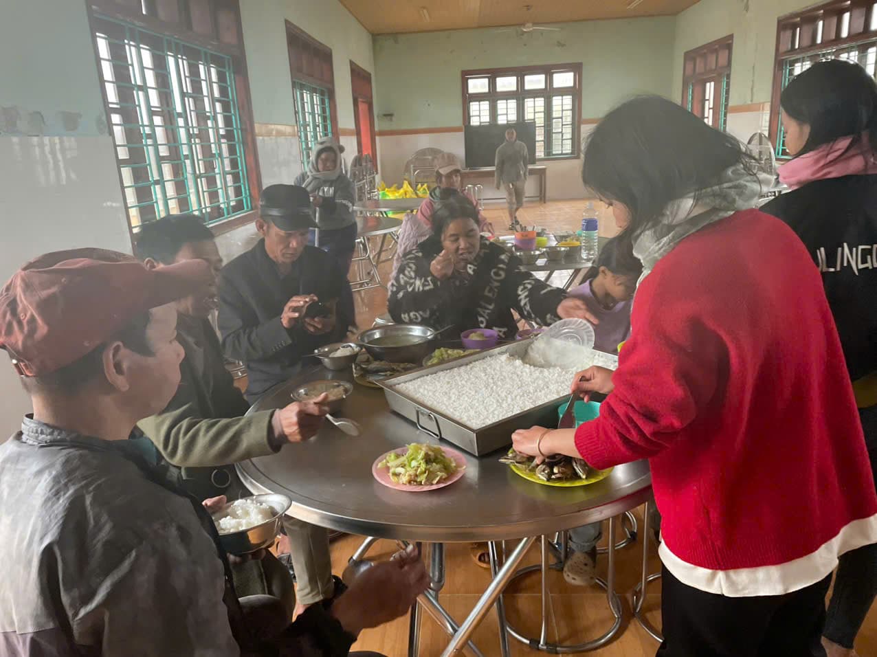 Da Nang urgently evacuated nearly 200 people from the Hung Son landslide area. Photo: Khai Dang