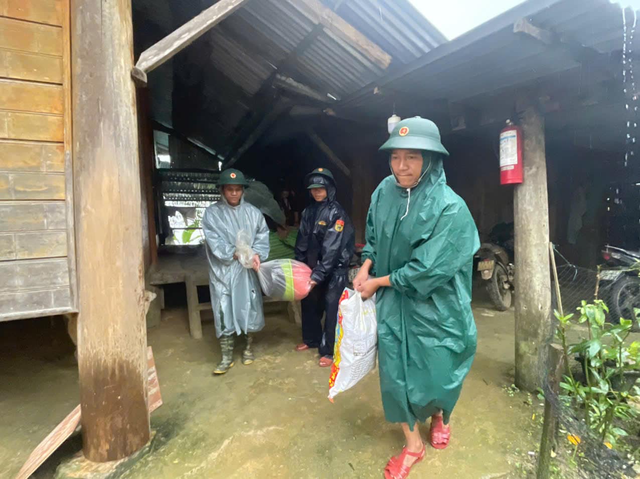 Cac luc luong da trien khai di doi 56 ho/197 nhan khau thuoc thon Dading den cac khu vuc an toan. Anh: Khai Dang