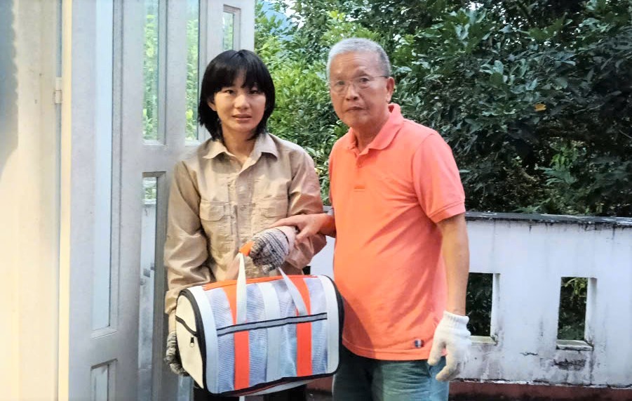 Dai dien Trung tam Cuu ho, bao ton va phat trien sinh vat Vuon Quoc gia Cat Tien tiep nhan ca the meo gam bao quy hiem duoc ong Long cuu song, ban giao. Anh: Phuc Khanh