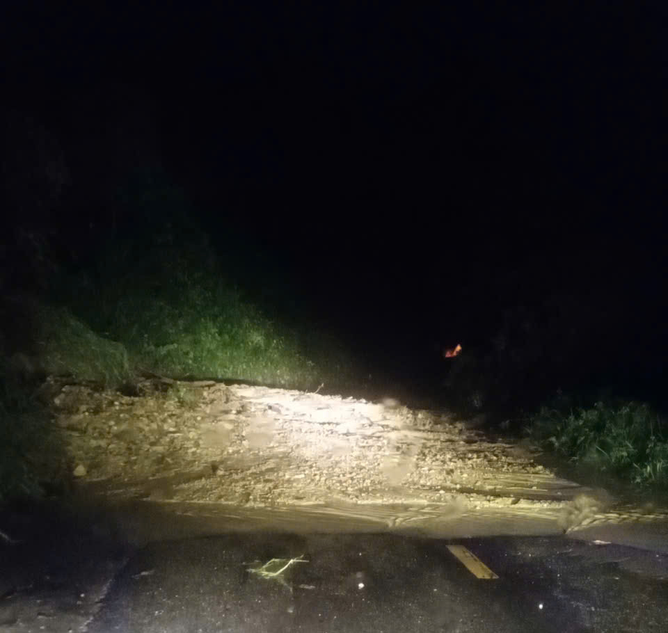 Heavy rain caused landslides on Khanh Son Pass in Khanh Hoa. Photo: Son Thai
