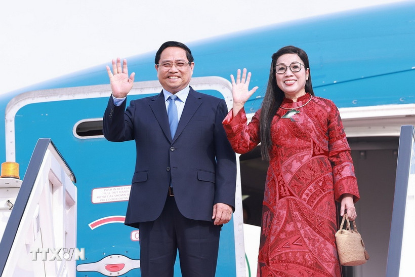 Politburo member and Prime Minister Pham Minh Chinh and his wife began an official visit to Kuwait. Photo: VNA