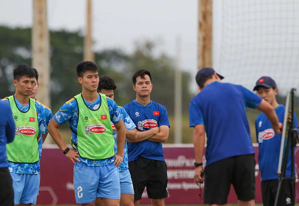 Tuyen Viet Nam co buoi tap dau tien tai Lao. Anh: VFF