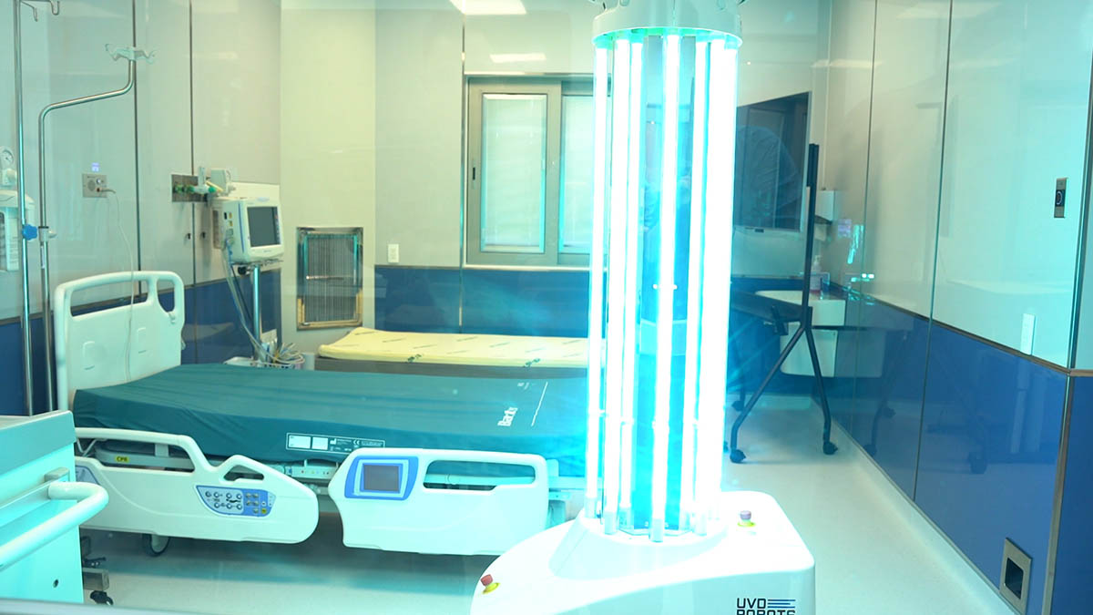 Primer plano del robot UV antibacteriano automatico para reducir la presion sobre el hospital publico mas grande del sur.