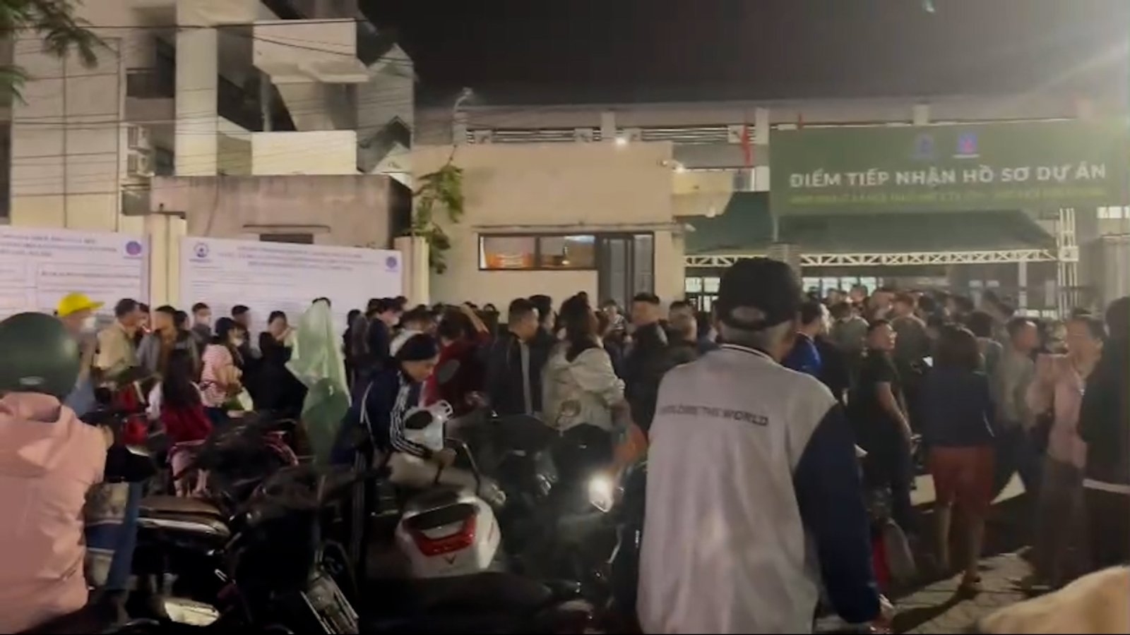 Hundreds of people lined up from the evening to reserve their seats waiting to submit their social housing application at CT3 Kim Chung from the evening of November 16. Photo: Nhu Ha