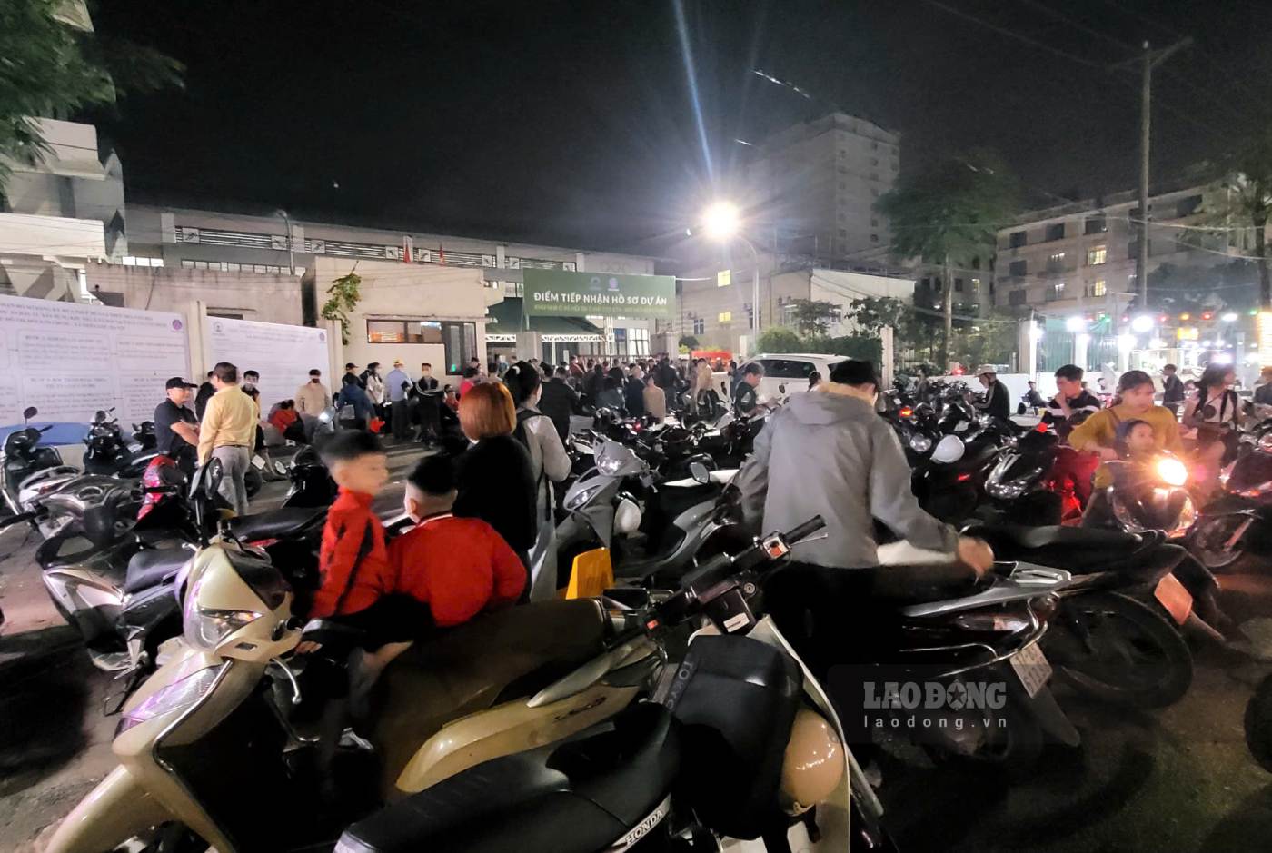 Ghi nhan luc 20h30, rat dong nguoi dan da co mat tai diem nop ho so cua du an nha o xa hoi CT3 Kim Chung. Anh: Cao Thom