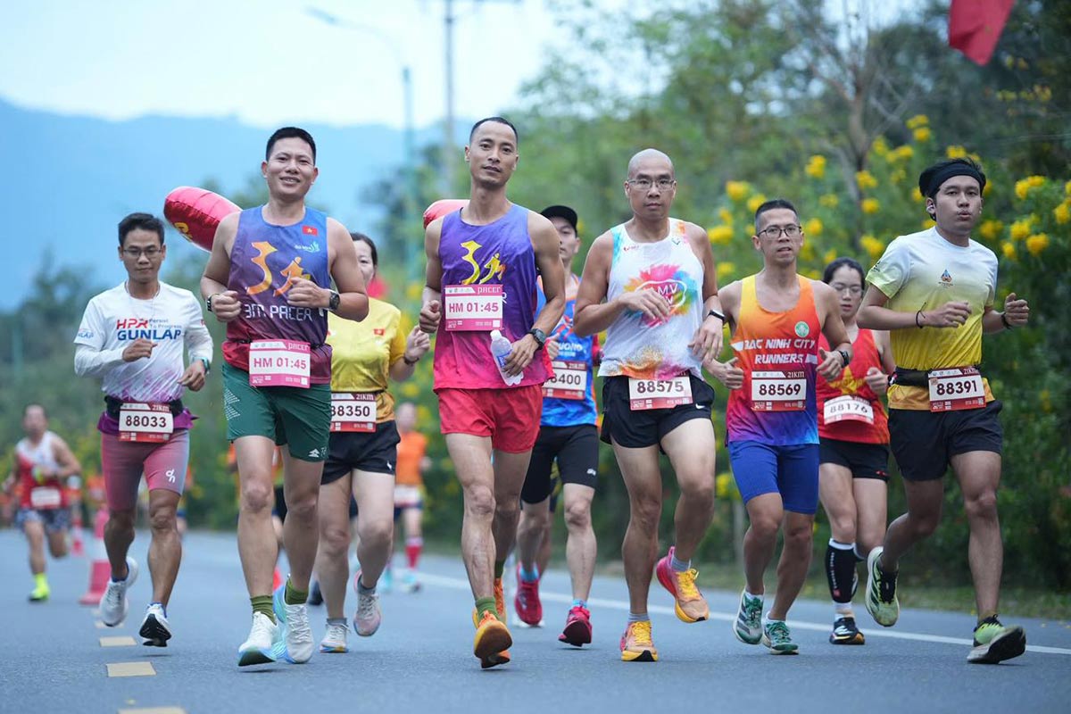 2025년 옌뜨 헤리티지 마라톤 대회 참가 선수들 (꽝닌). 사진: 꽝닌성 언론인 협회