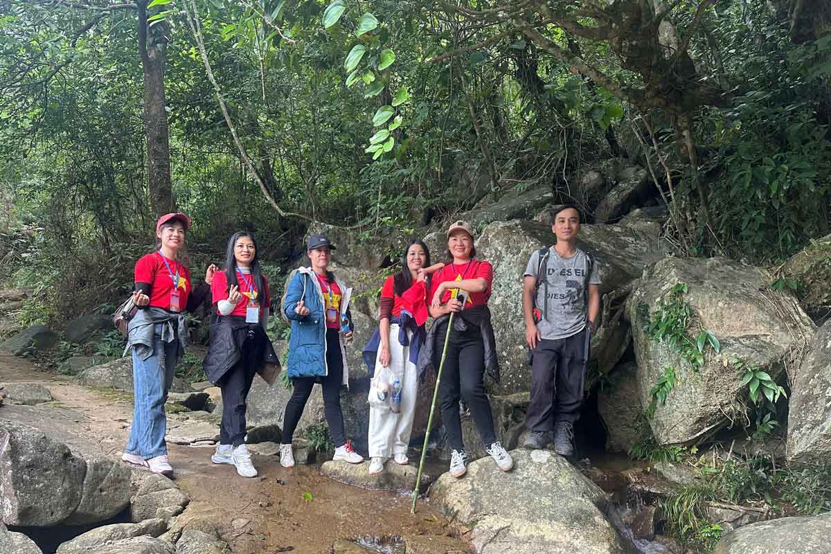 Du khach leo nui Cao Xiem (cao 1.429 m so voi muc nuoc bien), xa Luc Hon. Anh: Viet Hien