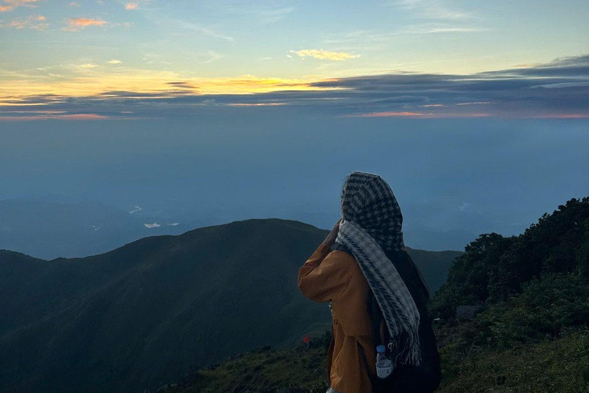 Du khach ngam hoang hon tai dinh Cao Xiem. Anh: Viet Hien