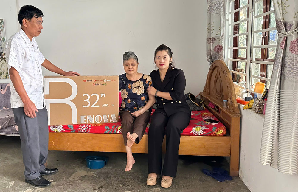 Ba Vuong Thi Anh - Chu tich Cong doan phuong Nghia Lo trao qua cho ho ngheo. Anh: An Vi