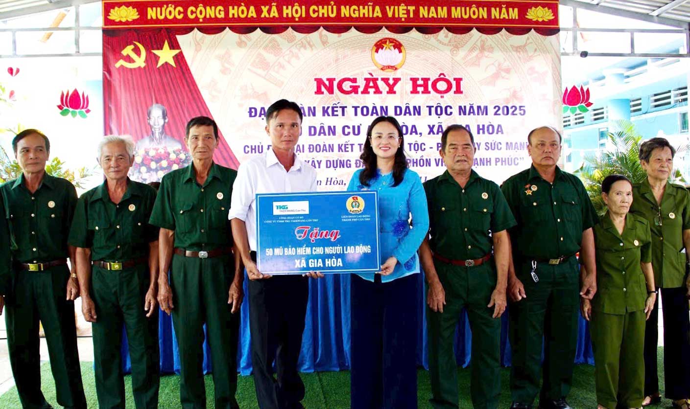 Ba Le Thi Suong Mai - Uy vien Ban Chap hanh Tong LDLD Viet Nam, Thanh uy vien, Pho Chu tich Uy ban MTTQ Viet Nam thanh pho, Chu tich LDLD TP Can Tho - trao bang tuong trung cho x