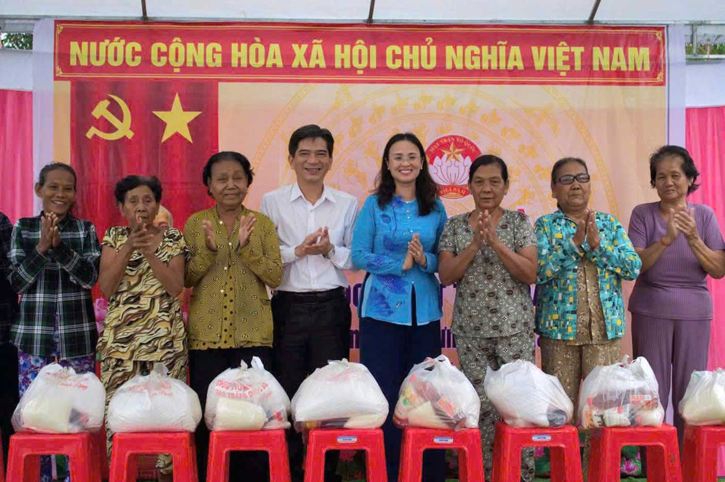 Ba Le Thi Suong Mai - Uy vien Ban Chap hanh Tong LDLD Viet Nam, Thanh uy vien, Pho Chu tich Uy ban MTTQ Viet Nam thanh pho, Chu tich LDLD TP Can Tho - trao bang tuong trung tang 50 mu bao hiem tai Ngay hoi Dai doan ket toan dan toc nam 2025 o ap Bung Buoi, xa Lieu Tu. Anh: LDLD TP Can Tho