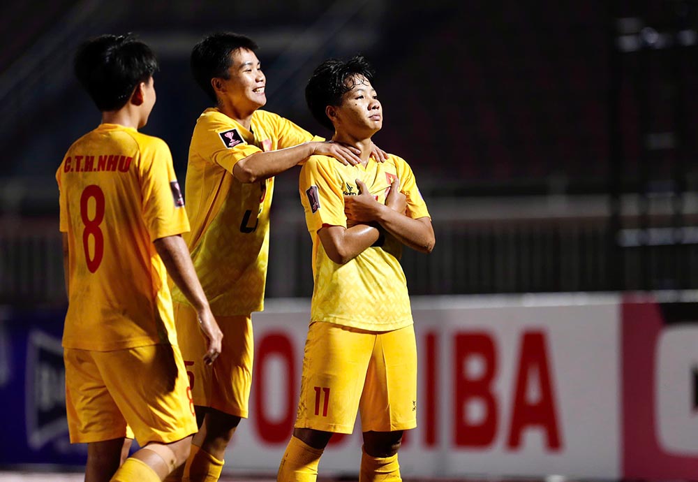 Ngay sau tinh huong cau thu doi ban roi san, cau lac bo TPHCM ghi lien 2 ban thang nho cong cua Bao Chau va K'Thua den vuon len dan 2-0.