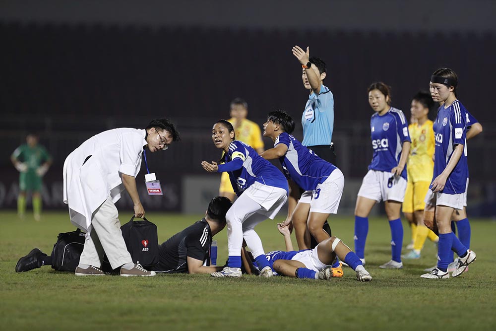 Den cuoi hiep 2, bau khong khi cang thang bao trum san Thong Nhat. Phut 76, Nur Ain Salleh bat ngo nga xuong san khi dang chay. Doi ngu y te ngay lap tuc vao san de so cuu cho cau thu cua doi bong Singapore. Ain Salleh sau do duoc xe cap cuu dua den benh vien.