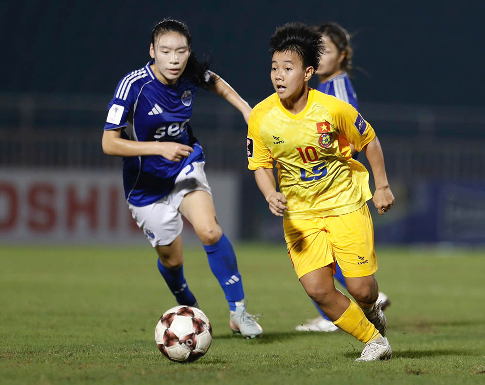 Du kiem soat tot the tran, nhung trong ngay thi dau khong may man, cac cau thu nu TPHCM da 2 lan bi cot doc va xa ngang trong tran dau nay.