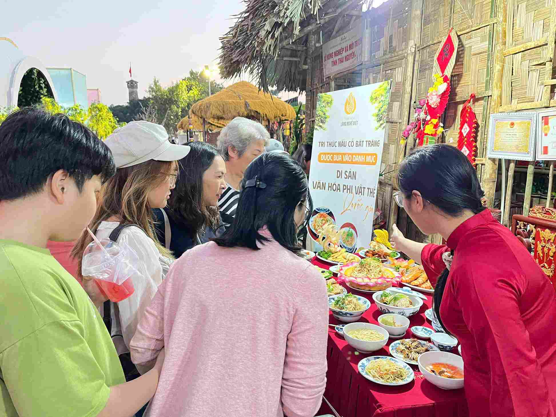 Mam co Bat Trang cua nguoi dan lang gom duoc gioi thieu toi du khach. Anh: Le Tuyen