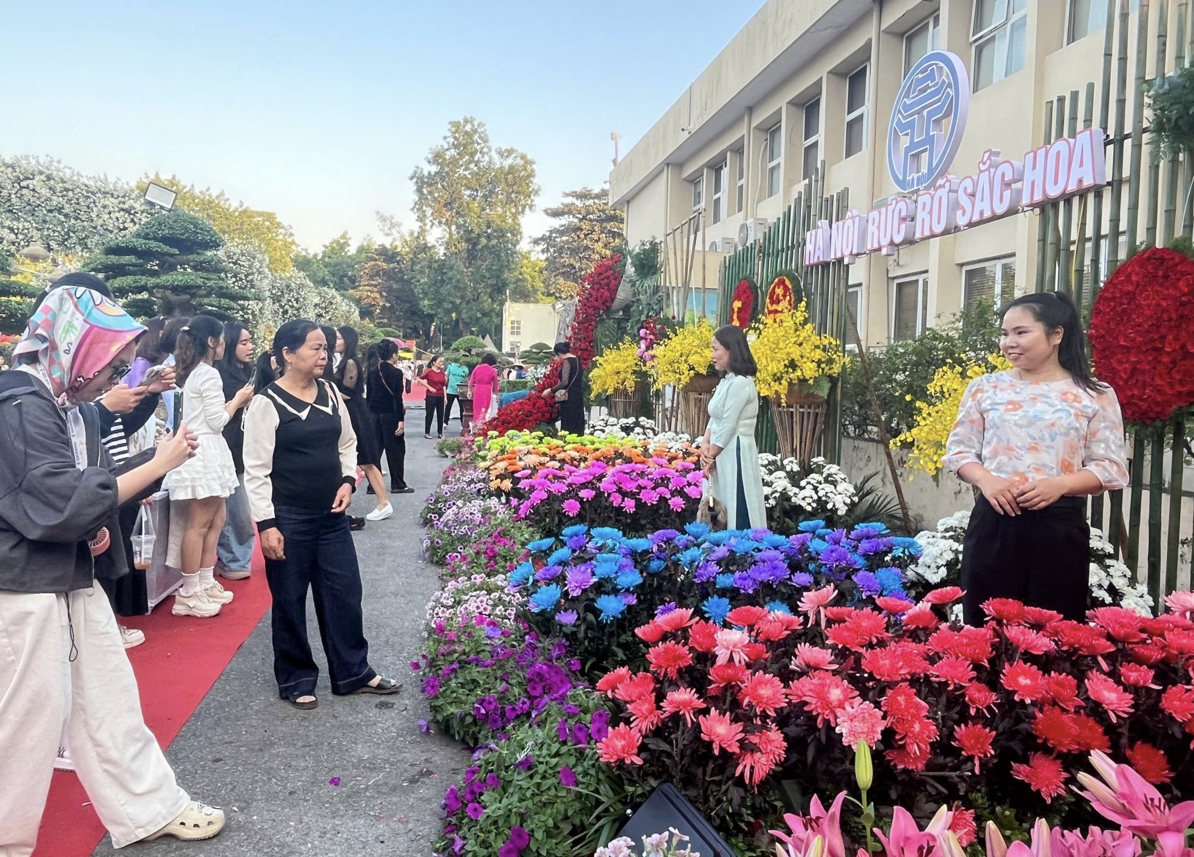 Du khach hao hung chup anh tai khong gian hoa ruc ro o Festival Bao ton va Phat trien lang nghe 2025. Anh: Le Tuyen