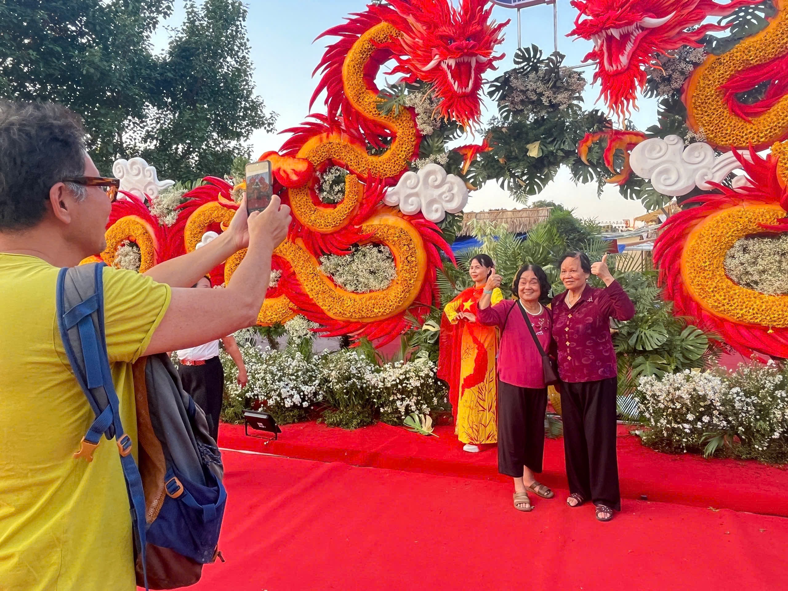 Tieu canh trang tri hinh bong cuc vang khong lo dep ruc ro tai Festival Bao ton va Phat trien lang nghe 2025. Anh: Le Tuyen