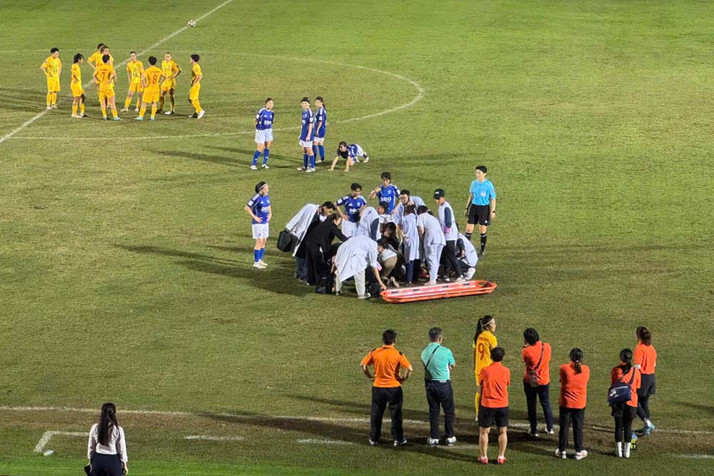 To y te nhanh chong so cuu cho cau thu Ain Salleh. Anh: Thanh Vu