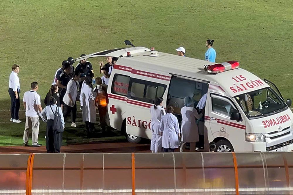 라이언 시티 세일러스의 선수 누르 아인 살레가 구급차를 타고 통일 경기장을 떠나고 있습니다. 사진: 탄 부