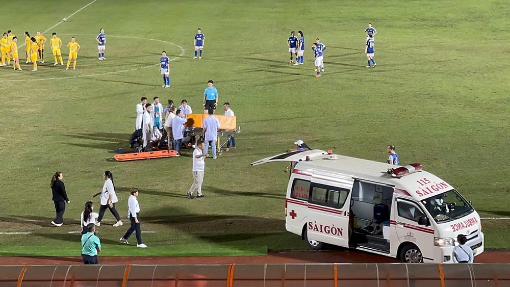 Xe cap cuu vao san dua Nur Ain Salleh di cap cuu. Anh: Thanh Vu