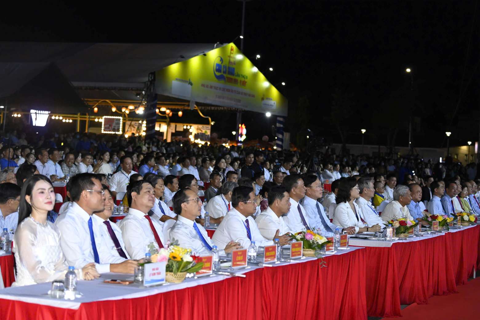 Nhieu lanh dao, nguyen lanh dao cung tham du Ngay hoi cua Ca Mau. Anh: Nhat Ho